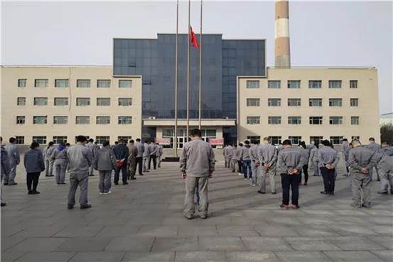 华泰公司默哀悼念现。ǔ瞪苡 摄）